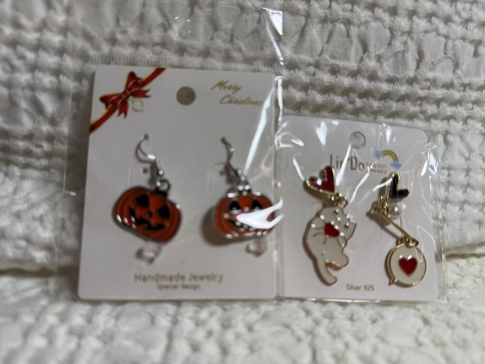 2 Pair Of Kids Earrings kitties, Pumpkins And Skeletons
